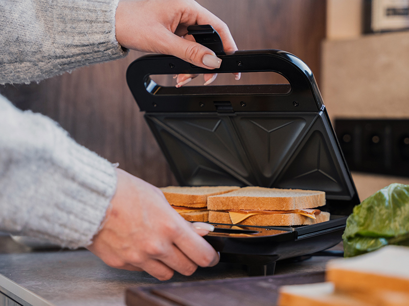 Lafe 47899 4 in 1 SnackMaster Sandwich Maker, Black