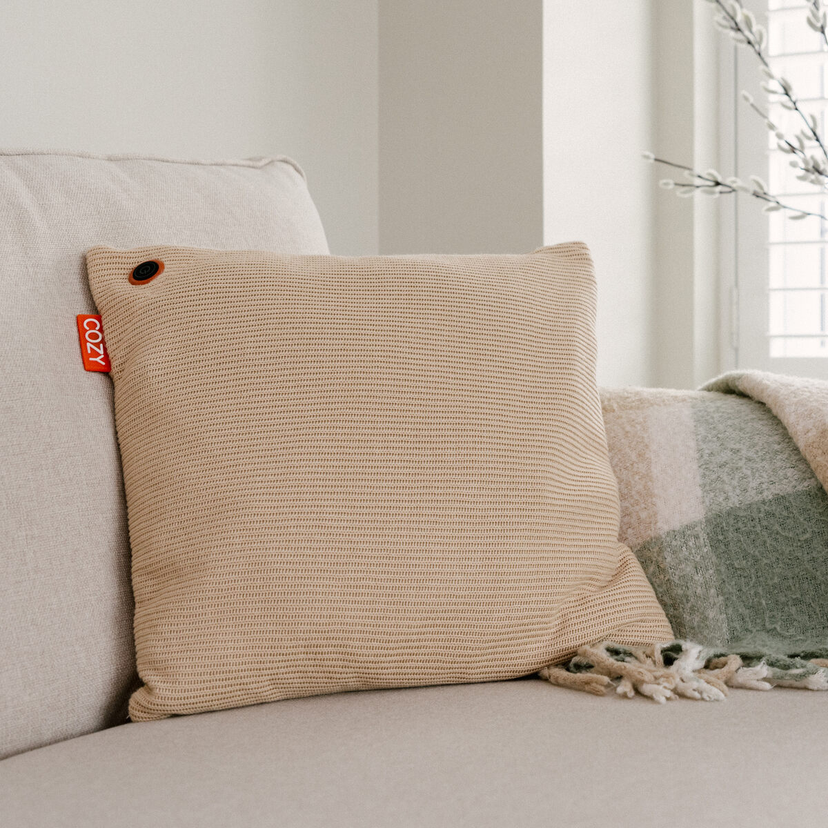 Bodi-Tek BT-CSHT2-K-BG-PB10 COZY Una Cushion Knitted & Power Bank 10000 mAh, Beige